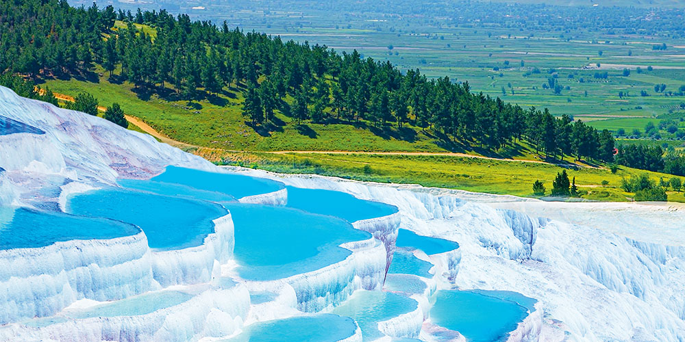 5 Must Visit Hot Springs Across Canada And Around The World CAA South   W23CAARADFeelTheHeatprmustafaiStock1000x500 